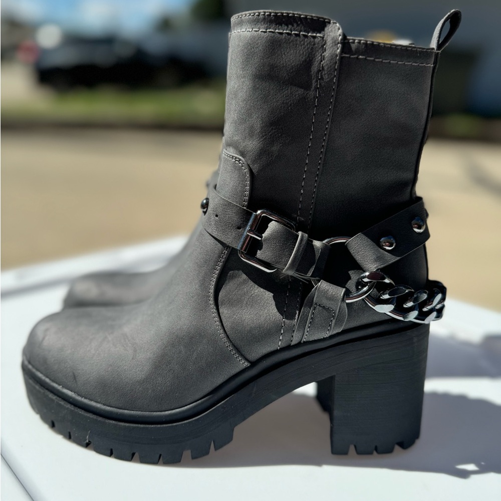 Nine West  Stylish Gray Ankle Boots with Chain Detail new size 6